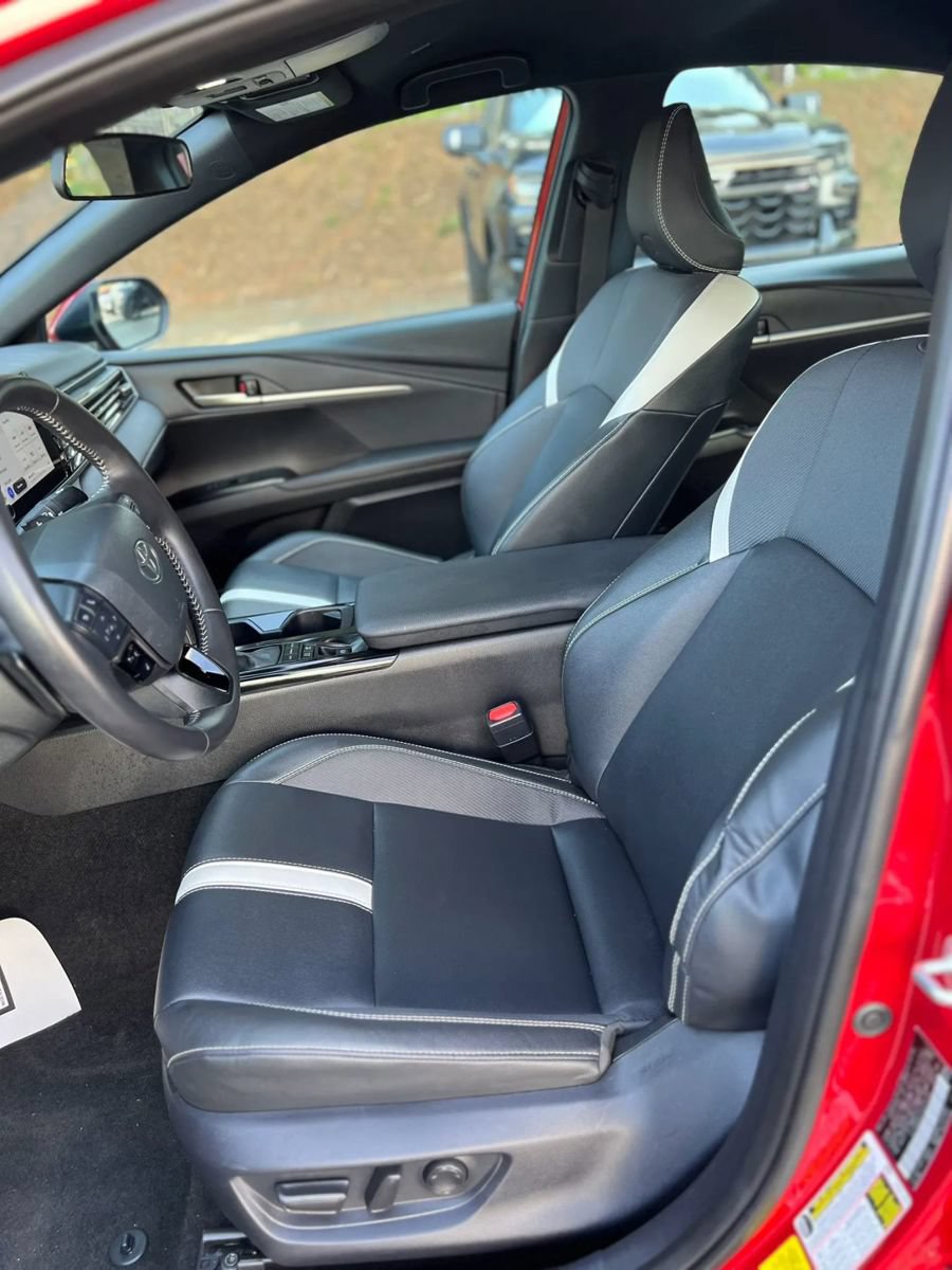 Used 2025 Toyota Camry SE FWD image 12