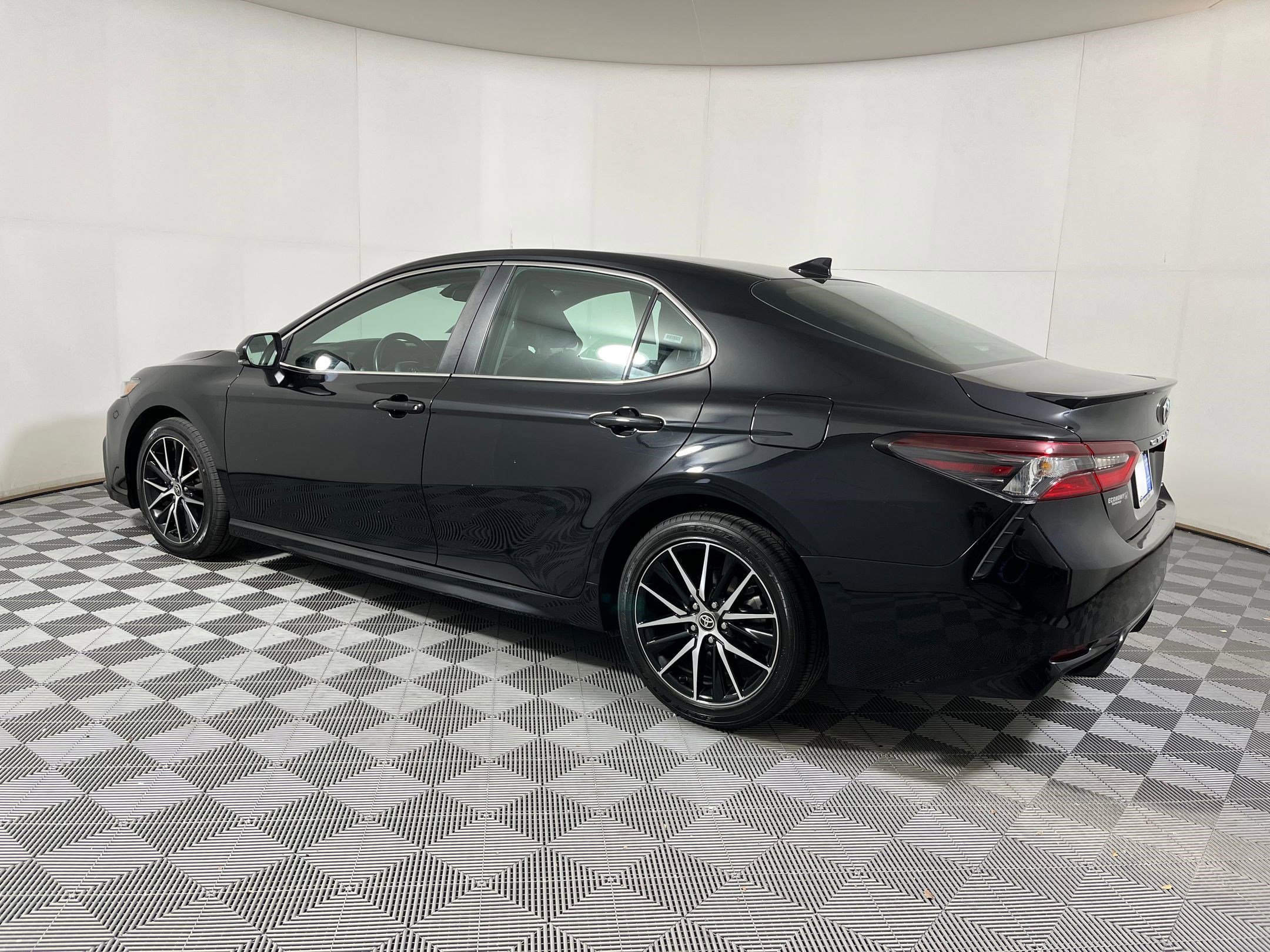 Used 2024 Toyota Camry SE image 2