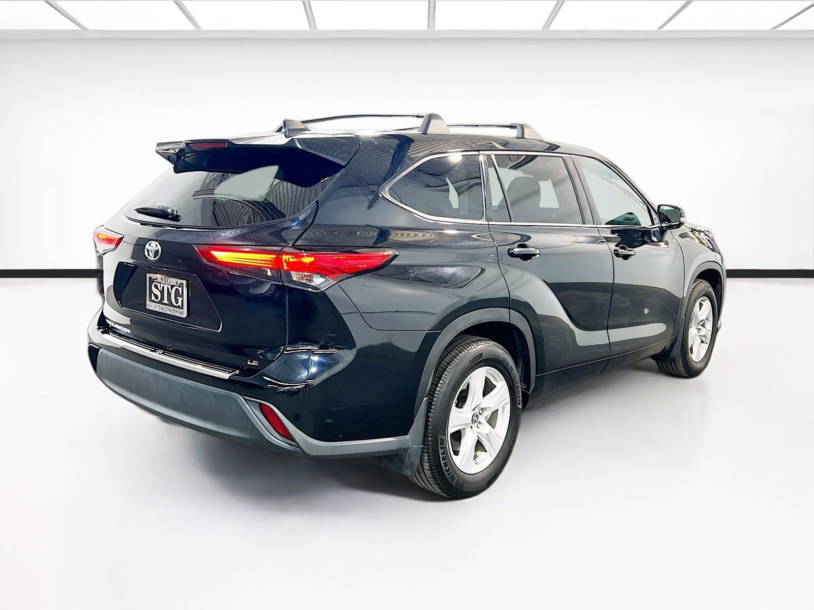 Used 2022 Toyota Highlander LE image 4