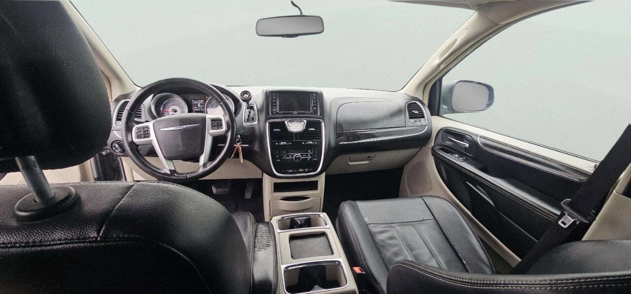 Used 2014 Chrysler Town & Country Touring FWD image 8