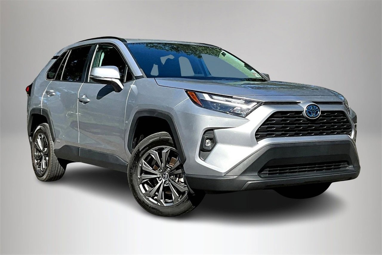 Used 2022 Toyota RAV4 XLE Premium image 2