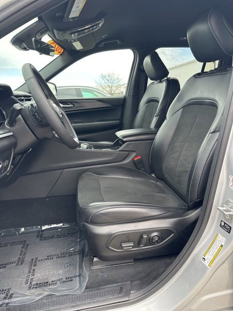 Used 2025 Jeep Grand Cherokee Altitude AWD/4WD image 42