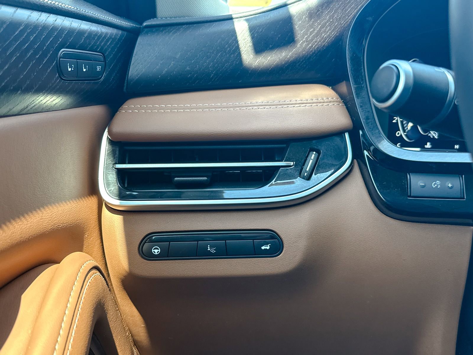Used 2024 INFINITI QX60 Sensory w/ Vision Package image 42