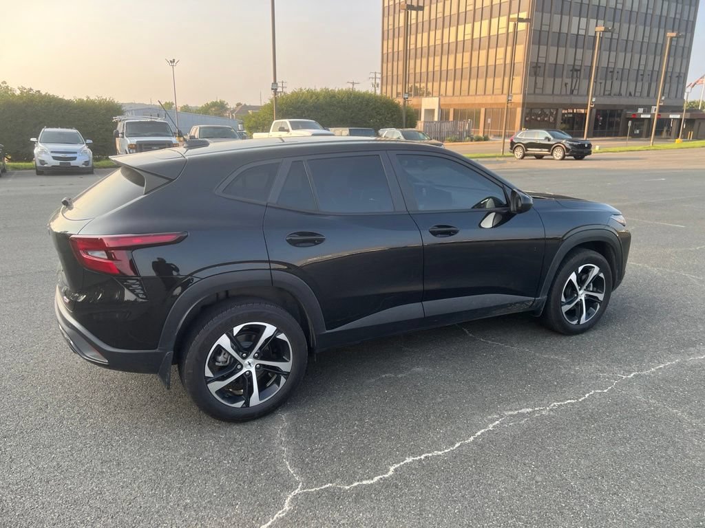 Used 2025 Chevrolet Trax RS FWD image 3