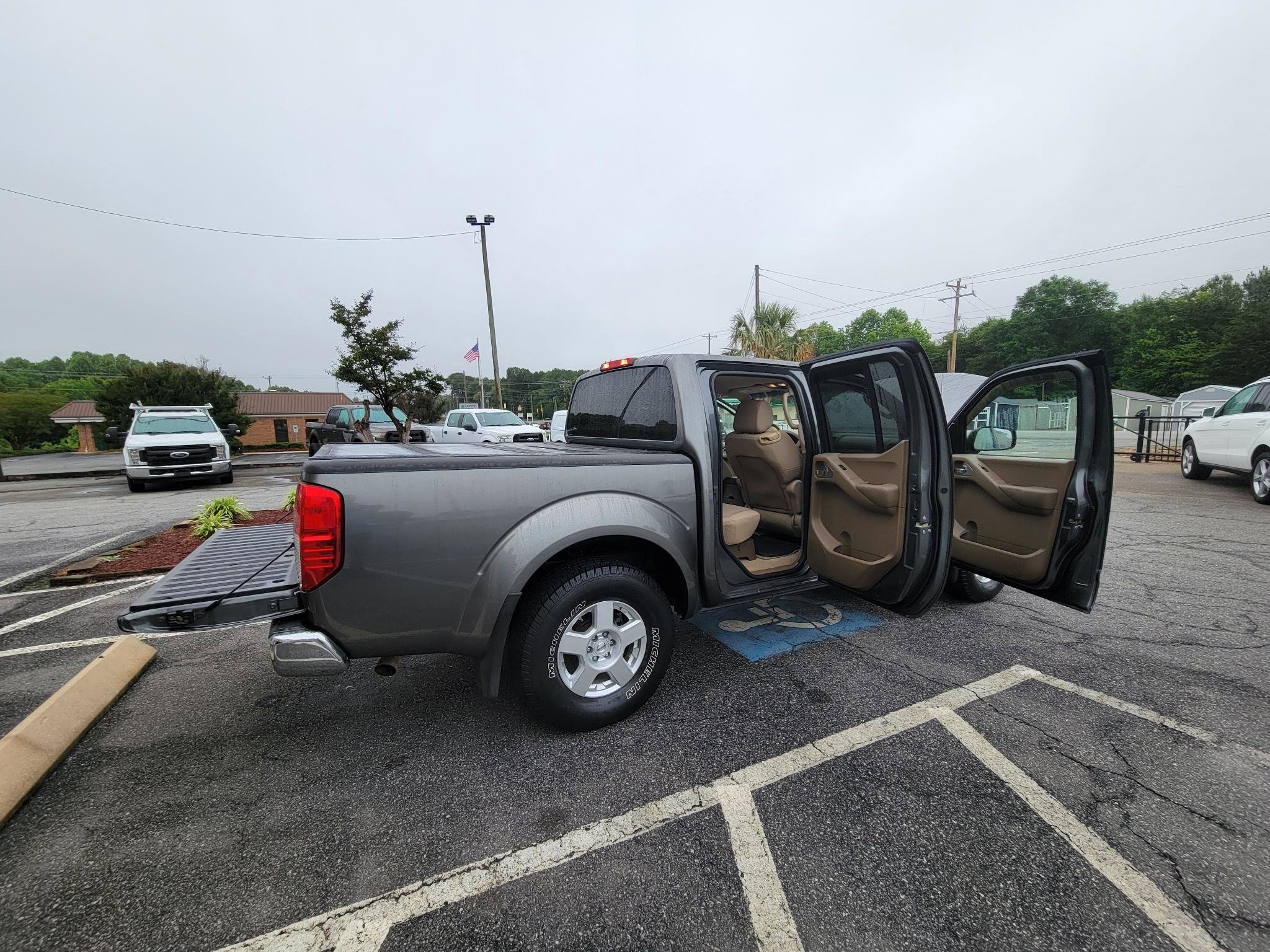 Used 2007 Nissan Frontier SE w/ SE Value Truck Pkg AWD/4WD image 17