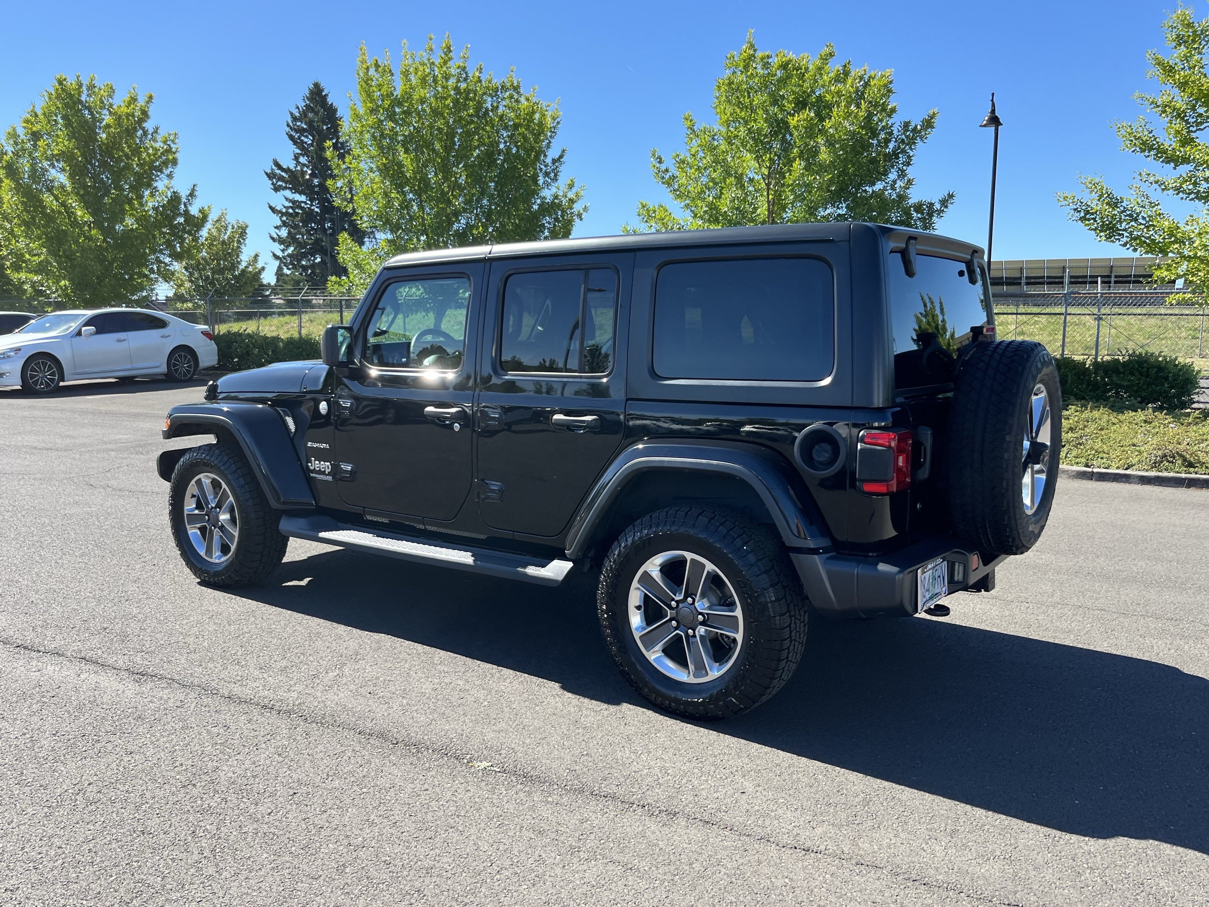 Used 2018 Jeep Wrangler Unlimited Sahara w/ LED Lighting Group AWD/4WD image 3