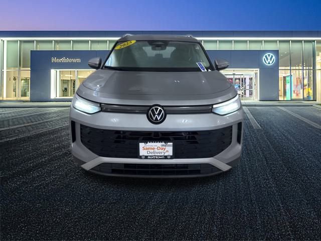 Used 2025 Volkswagen Tiguan S image 9