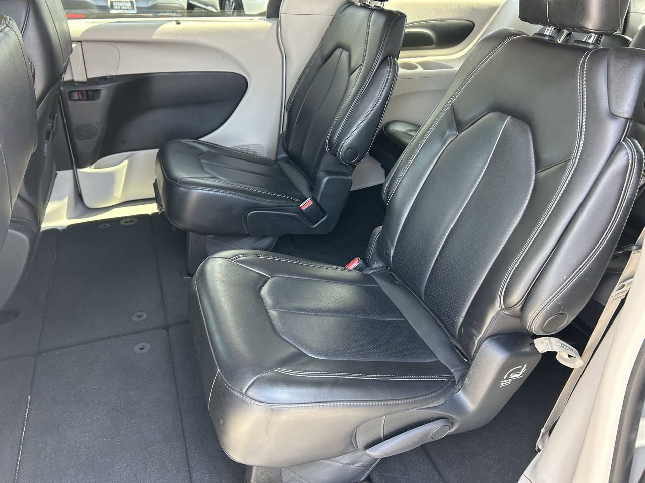 Used 2023 Chrysler Pacifica Touring-L image 16