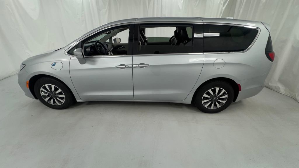 Used 2022 Chrysler Pacifica Touring-L FWD image 6