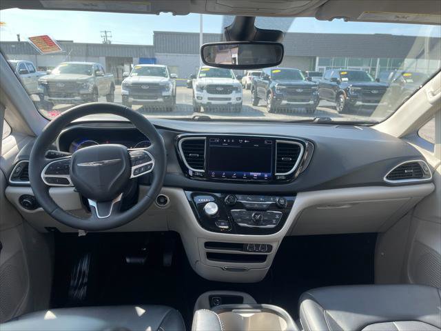 Used 2024 Chrysler Pacifica Touring-L image 15
