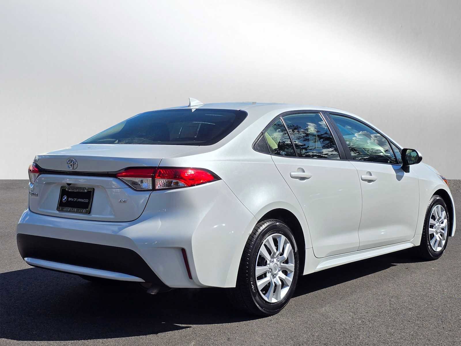 Used 2022 Toyota Corolla LE FWD image 3
