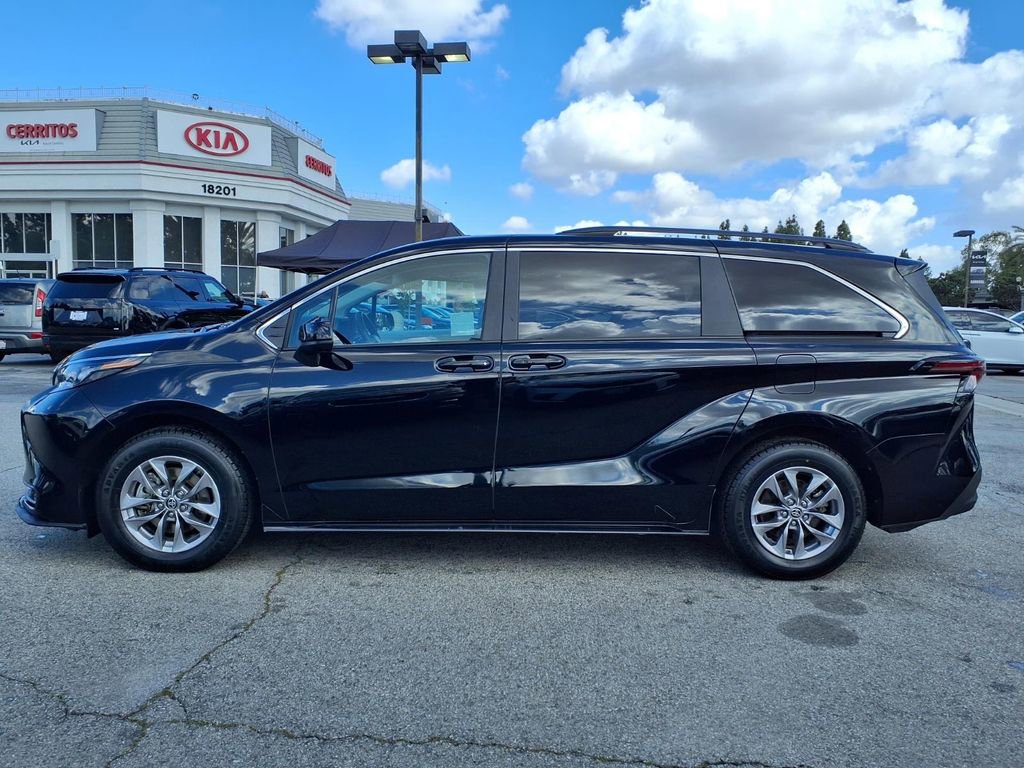 Used 2025 Toyota Sienna LE image 2