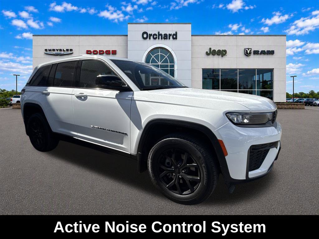Used 2026 Jeep Grand Cherokee Altitude AWD/4WD image 8