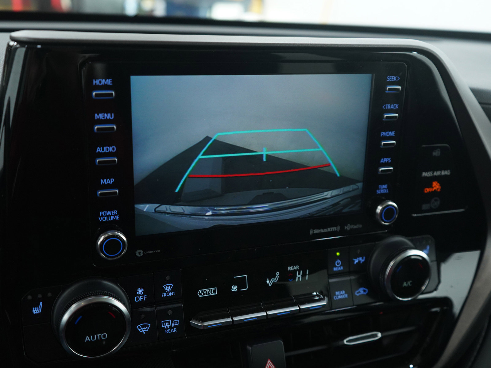 Used 2020 Toyota Highlander XLE image 25