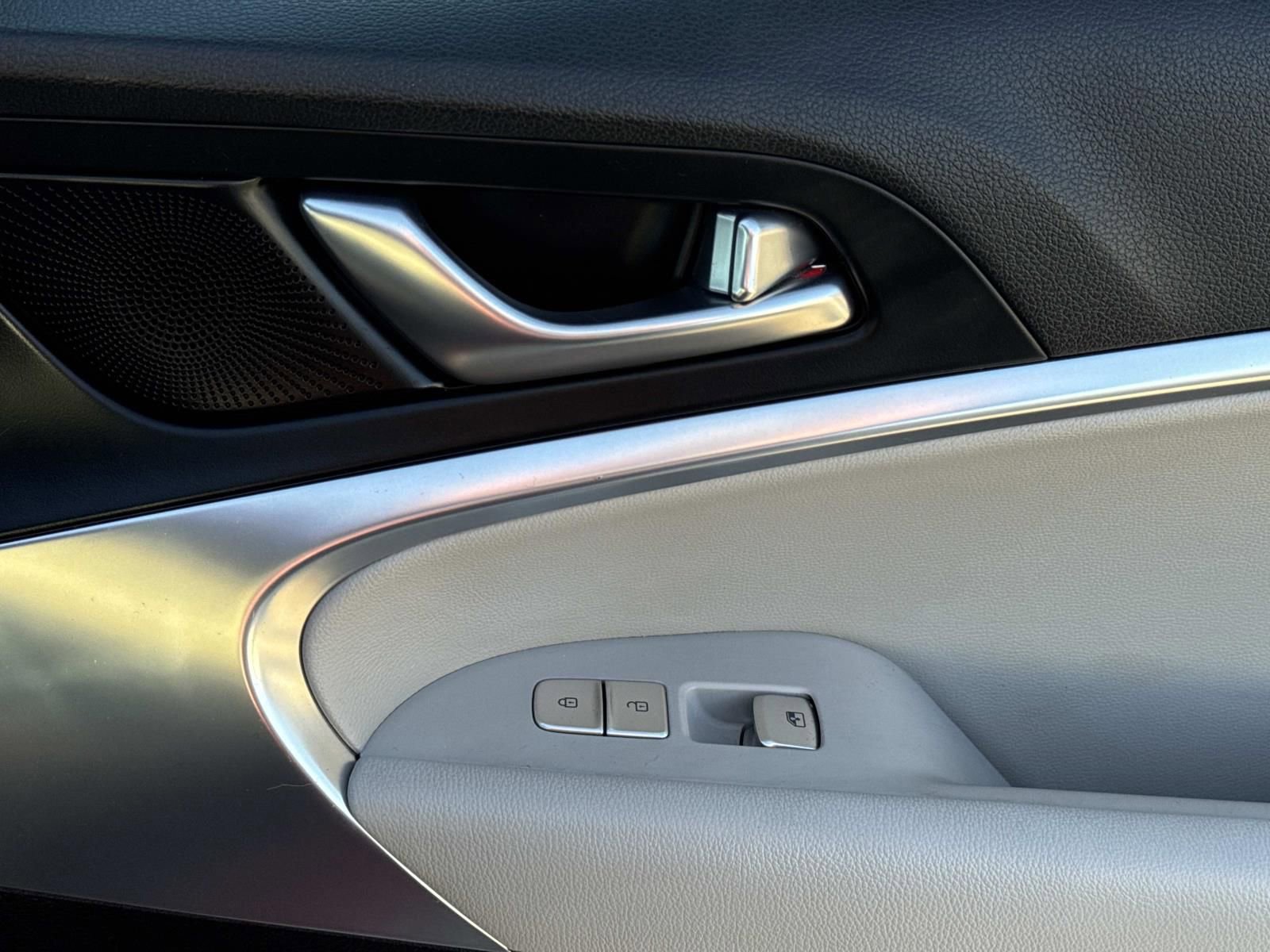 Used 2023 Genesis G70 2.0T image 14