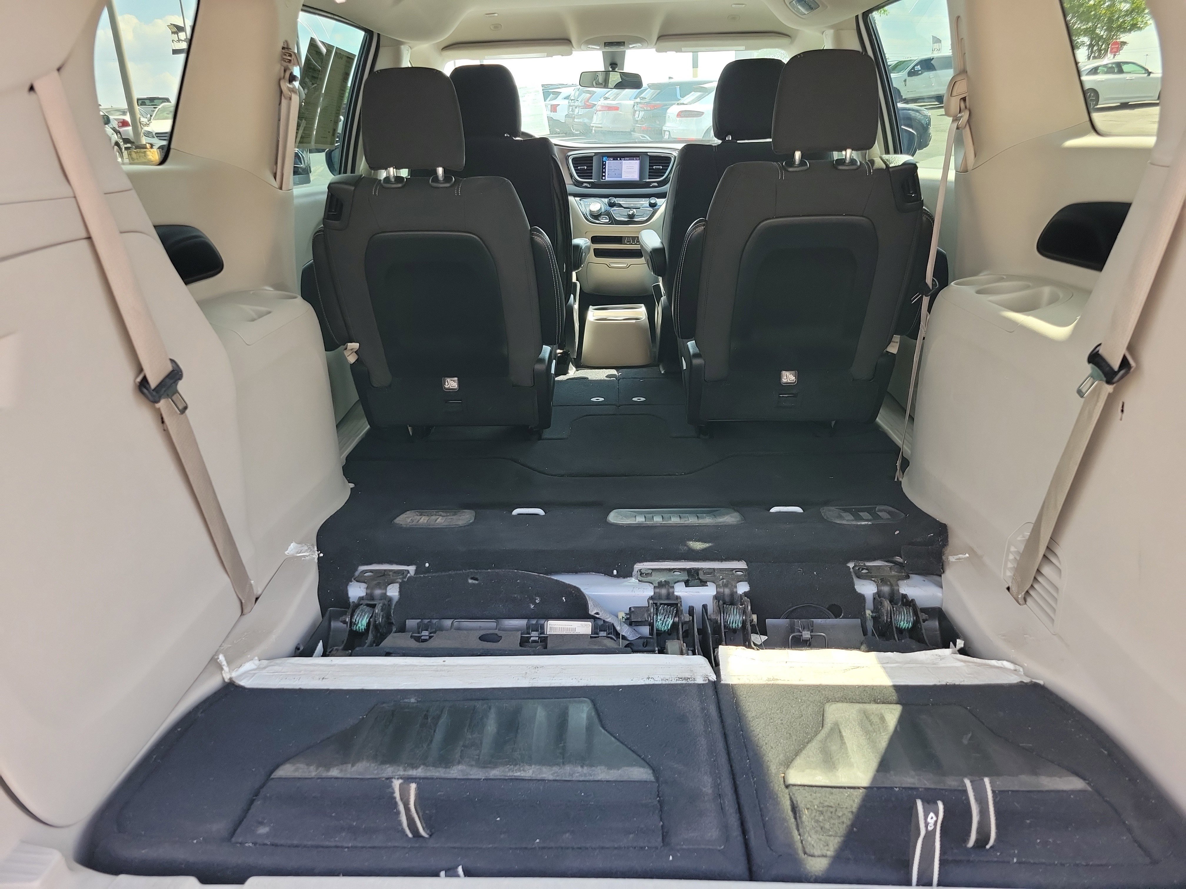 Used 2022 Chrysler Voyager LX image 28