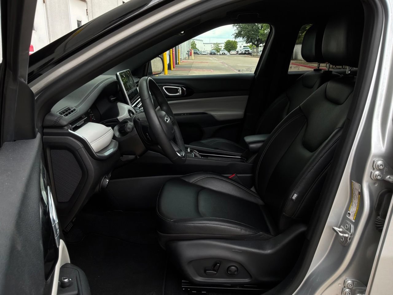 Used 2025 Jeep Compass Limited AWD/4WD image 10