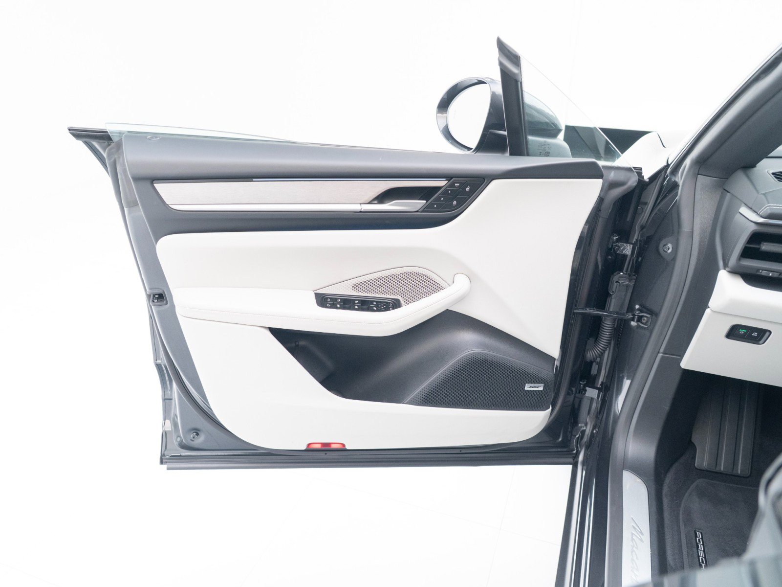 Certified 2025 Porsche Macan Electric image 21