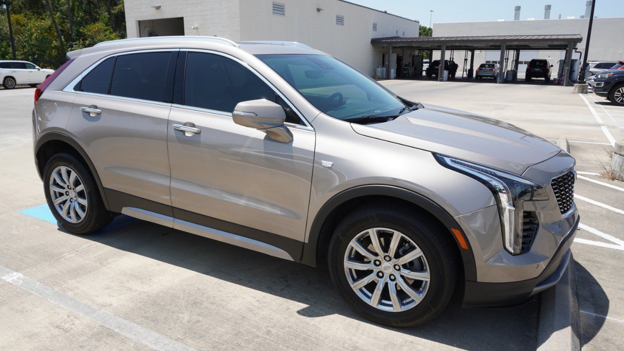 Used 2022 Cadillac XT4 Premium Luxury w/ Enhanced Visibility Package FWD image 4