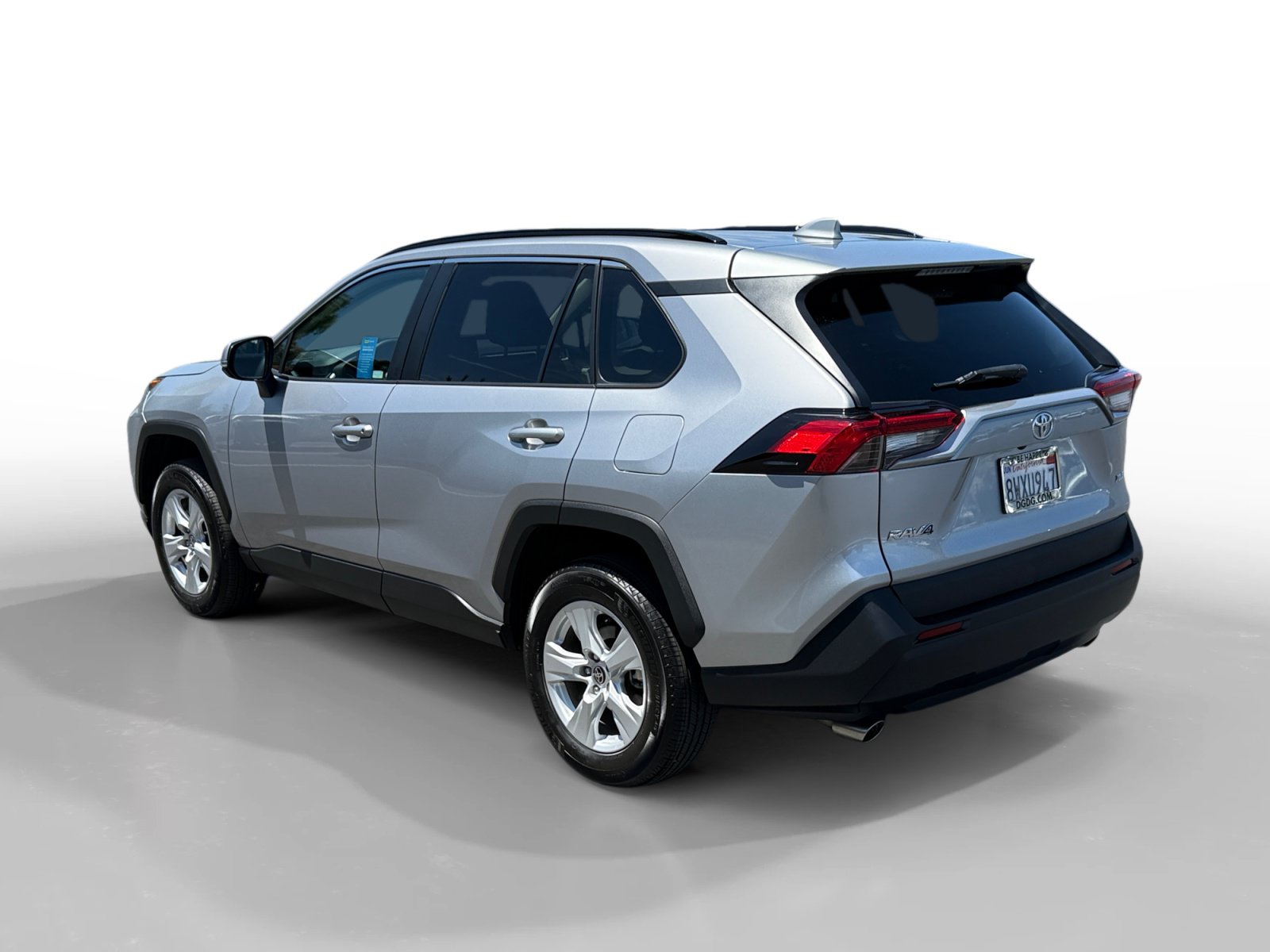 Used 2021 Toyota RAV4 XLE w/ Convenience Package FWD image 3