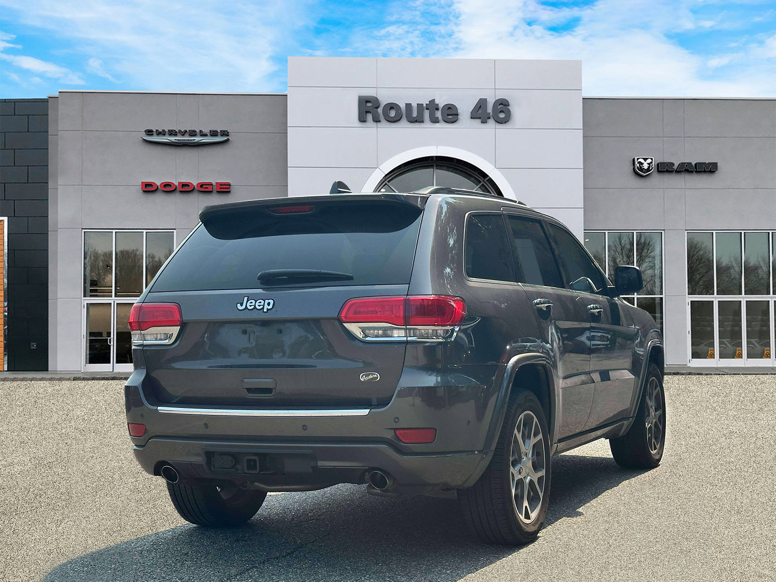 Used 2019 Jeep Grand Cherokee Overland AWD/4WD image 5