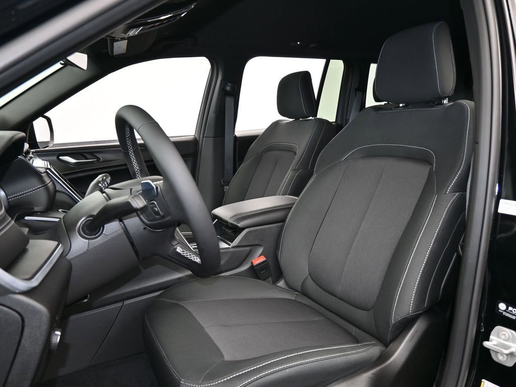 Used 2025 Jeep Grand Cherokee Laredo image 10