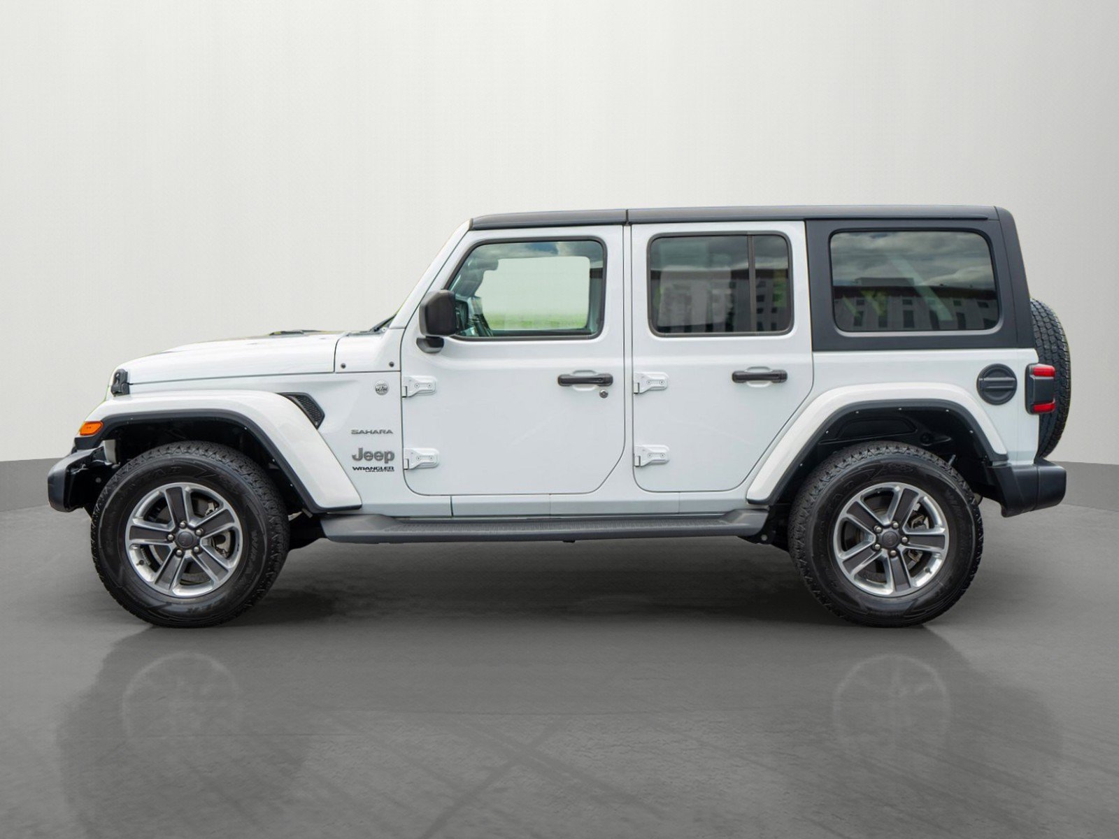Used 2022 Jeep Wrangler Unlimited Sahara w/ LED Lighting Group AWD/4WD image 4