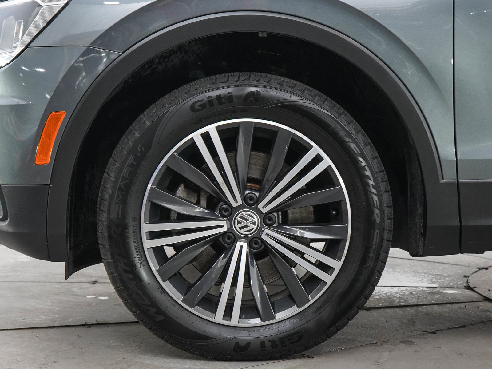Used 2018 Volkswagen Tiguan SEL AWD/4WD image 29