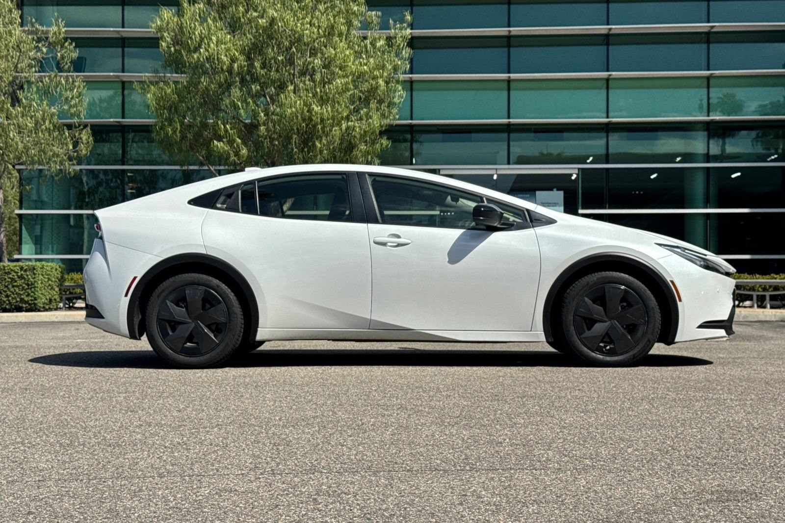 Used 2025 Toyota Prius LE FWD image 3
