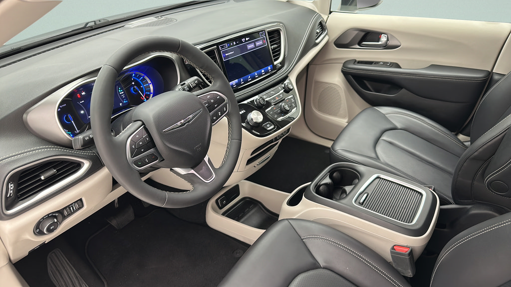 Used 2023 Chrysler Pacifica Touring-L FWD image 12
