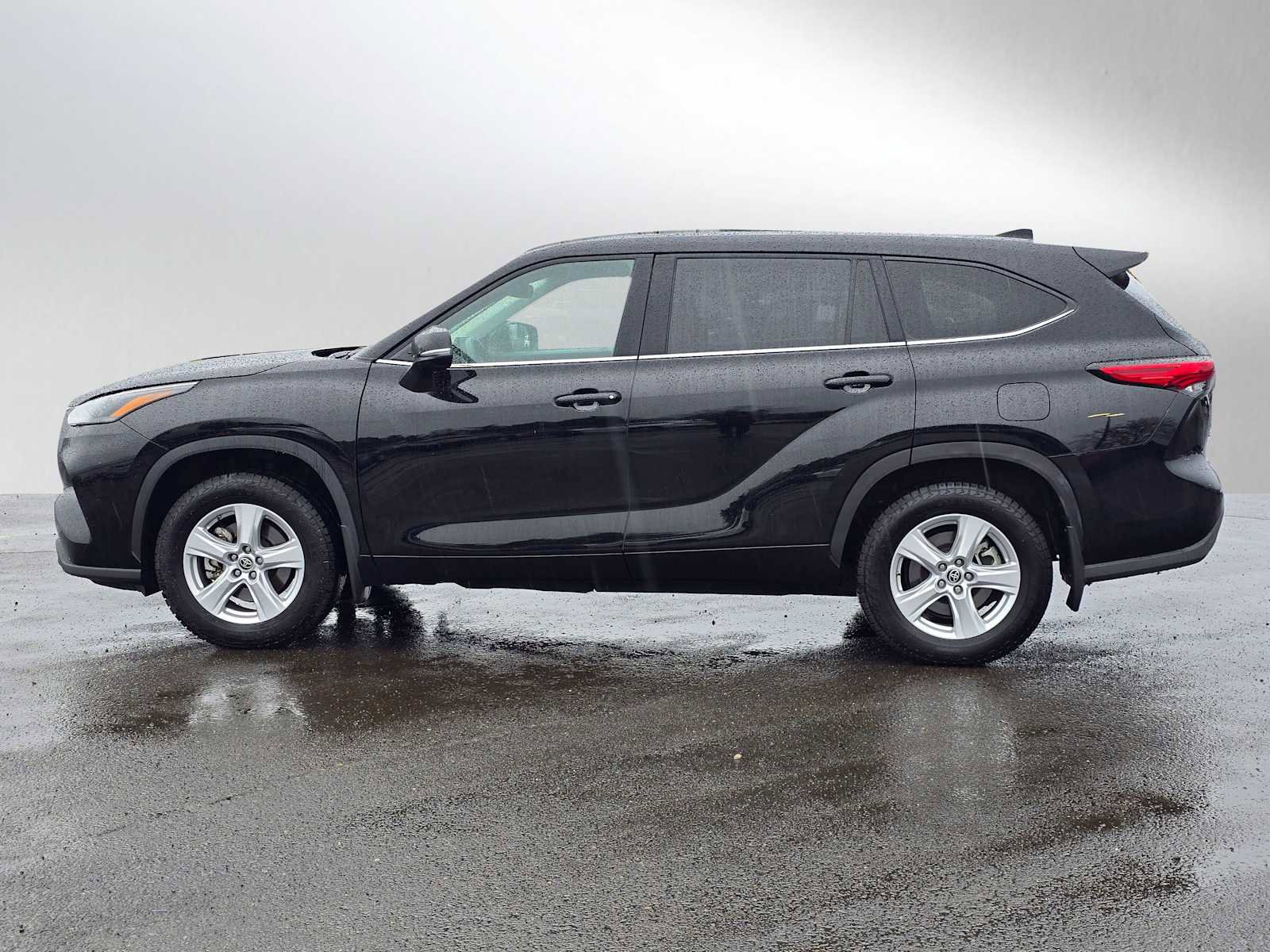 Used 2023 Toyota Highlander LE AWD/4WD image 7