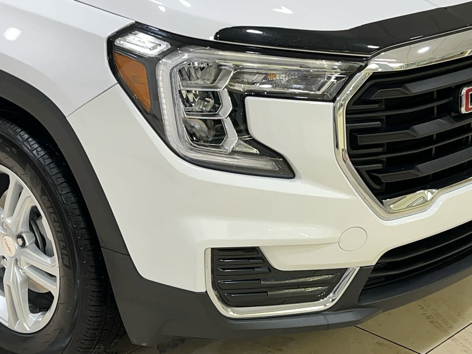 Used 2023 GMC Terrain SLE image 2