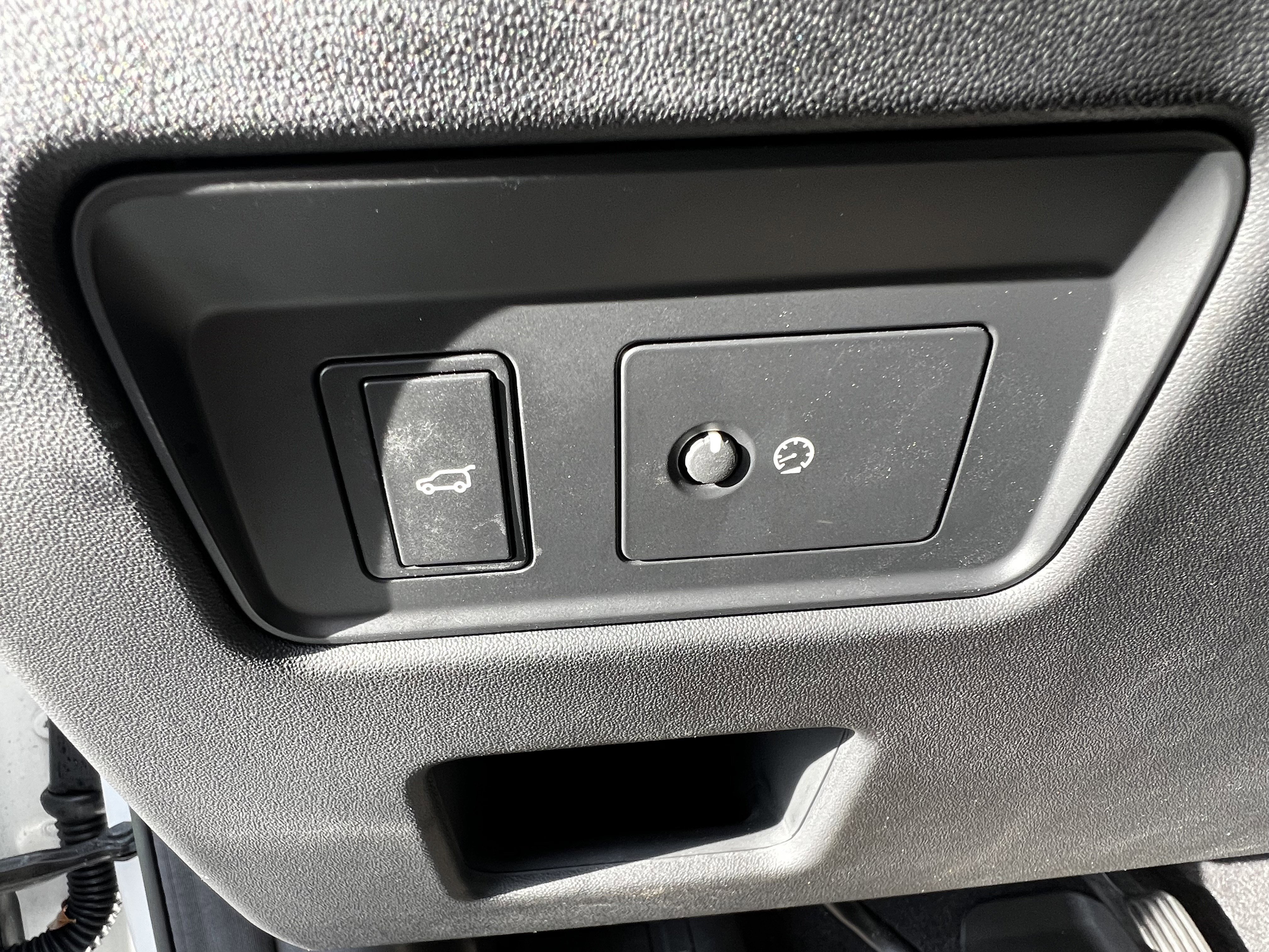 Used 2023 Land Rover Discovery S image 15