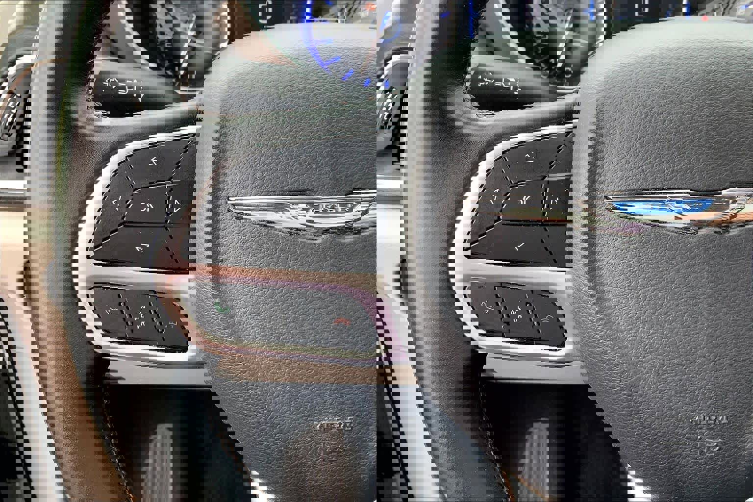 Used 2017 Chrysler Pacifica Touring-L w/ Tire & Wheel Group FWD image 24