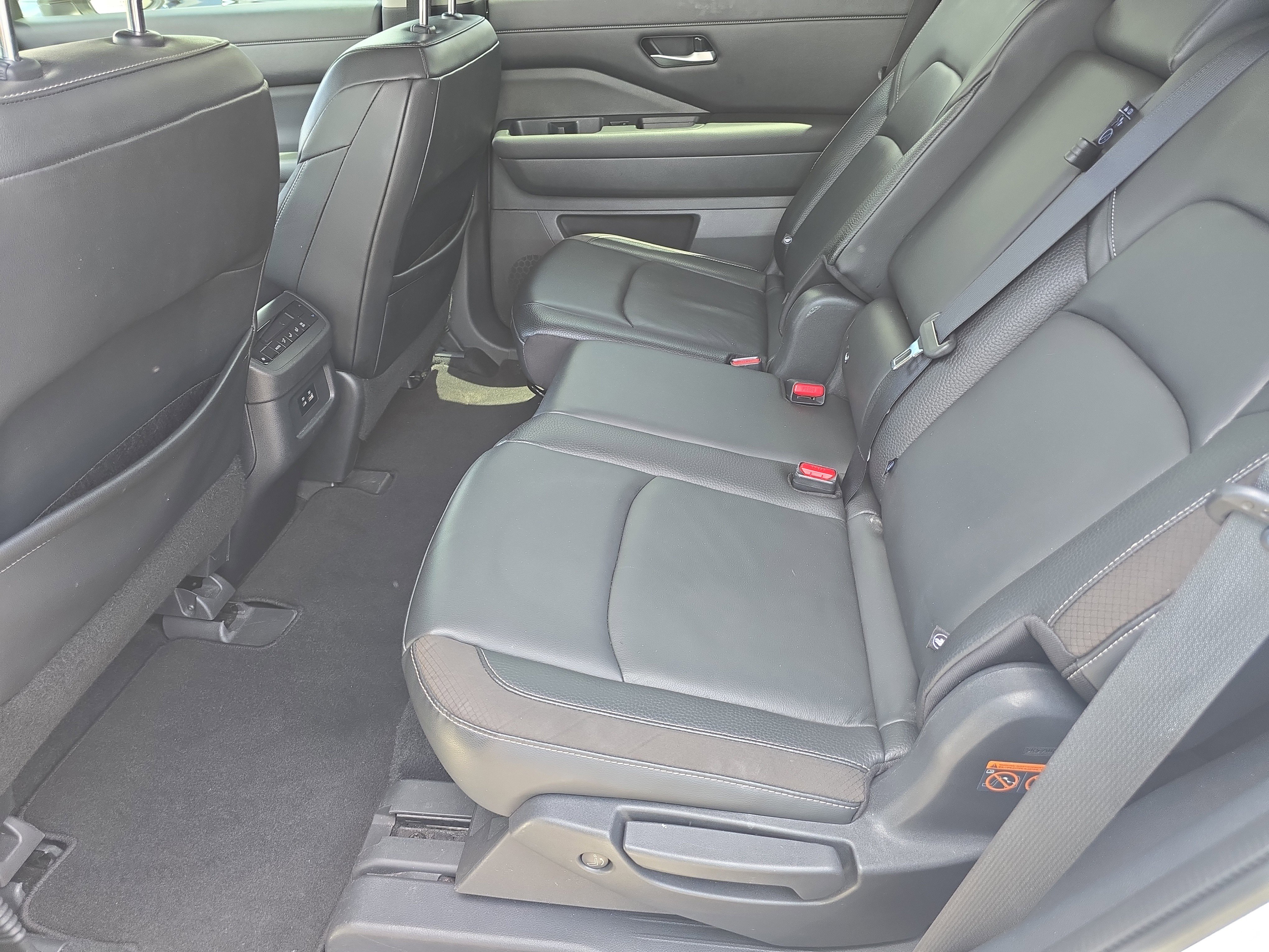 Used 2022 Nissan Pathfinder SL FWD image 17