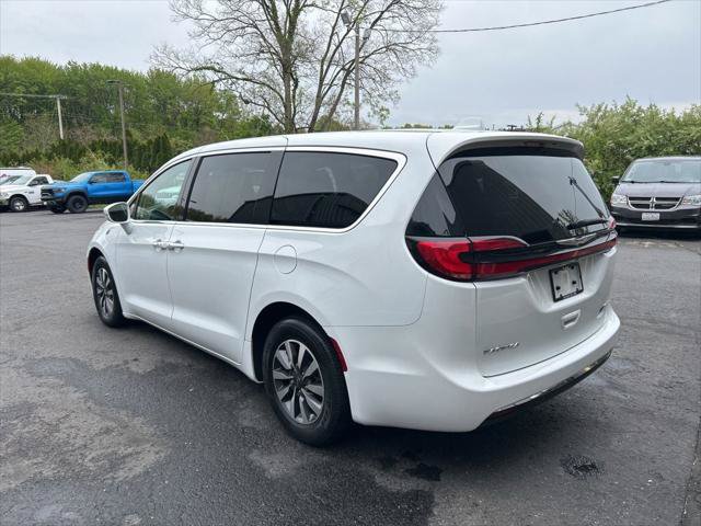 Certified 2022 Chrysler Pacifica Touring-L FWD image 6