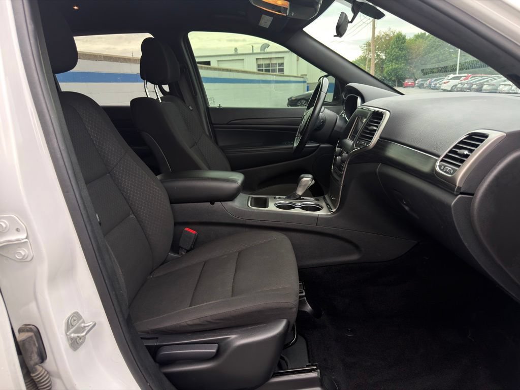 Used 2021 Jeep Grand Cherokee Laredo AWD/4WD image 23