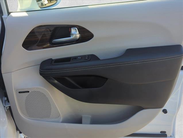 Used 2022 Chrysler Pacifica Limited image 24