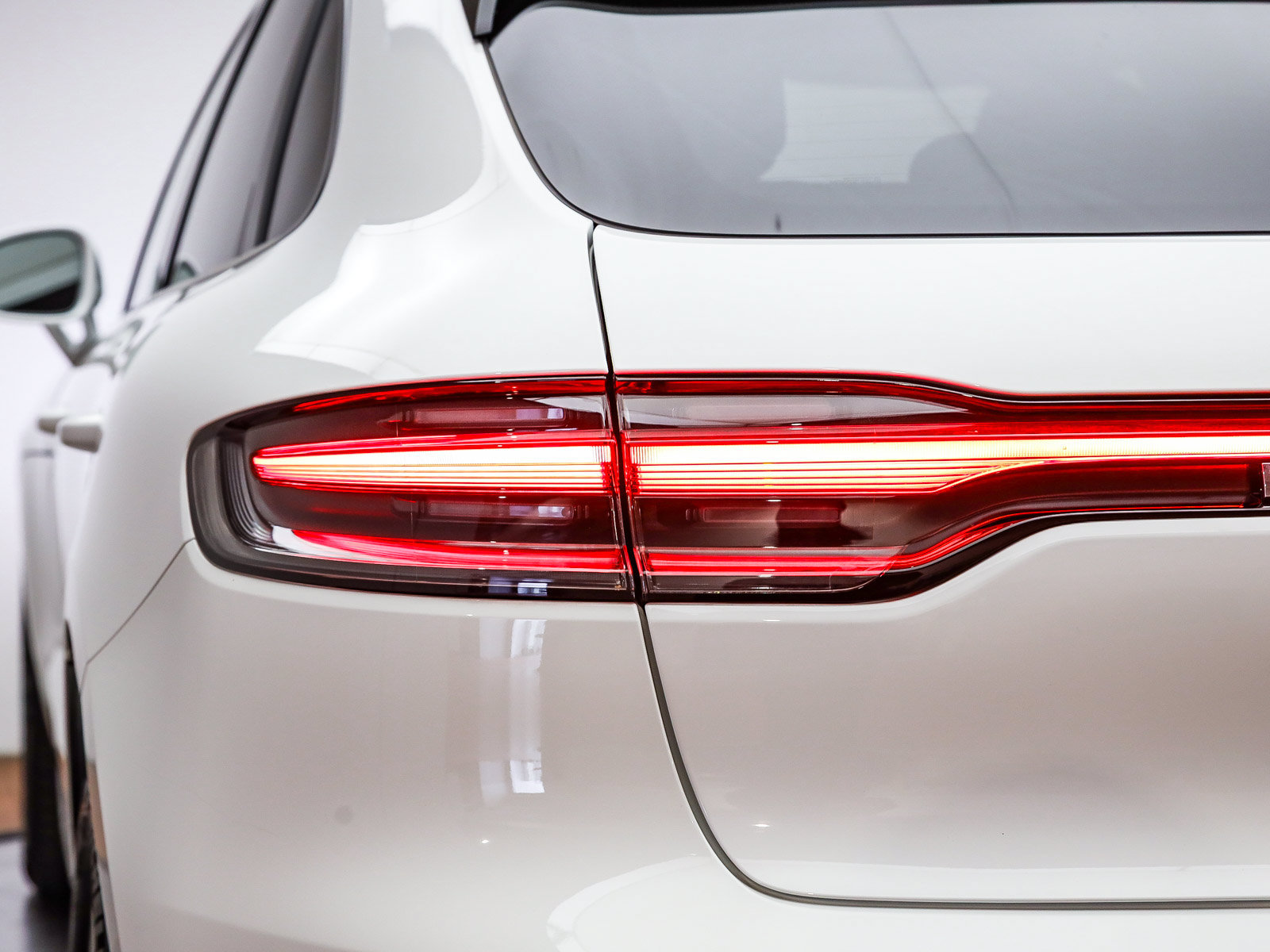 Certified 2025 Porsche Macan AWD/4WD image 8