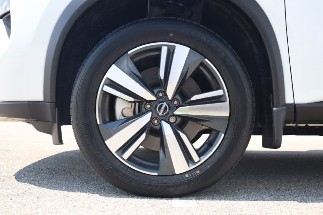 Certified 2025 Nissan Rogue SL w/ Tech Package AWD/4WD image 8