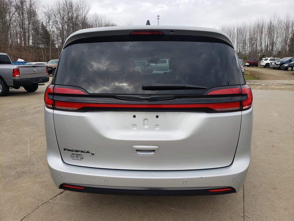 Used 2023 Chrysler Pacifica Touring-L w/ S Appearance Package image 4