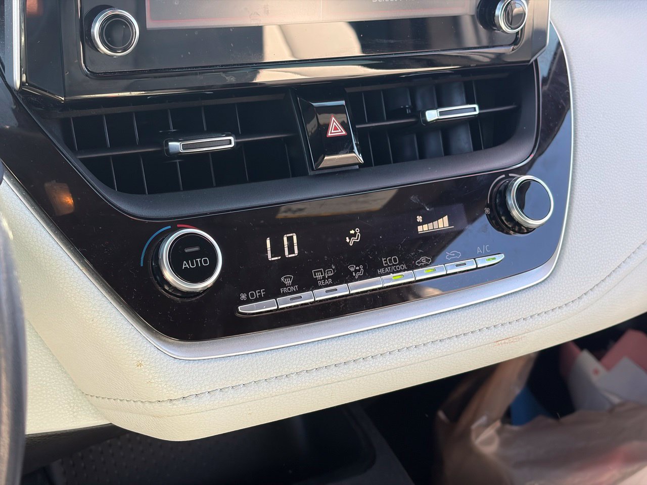 Used 2019 Toyota Corolla SE w/ Carpet Mat Package FWD image 8