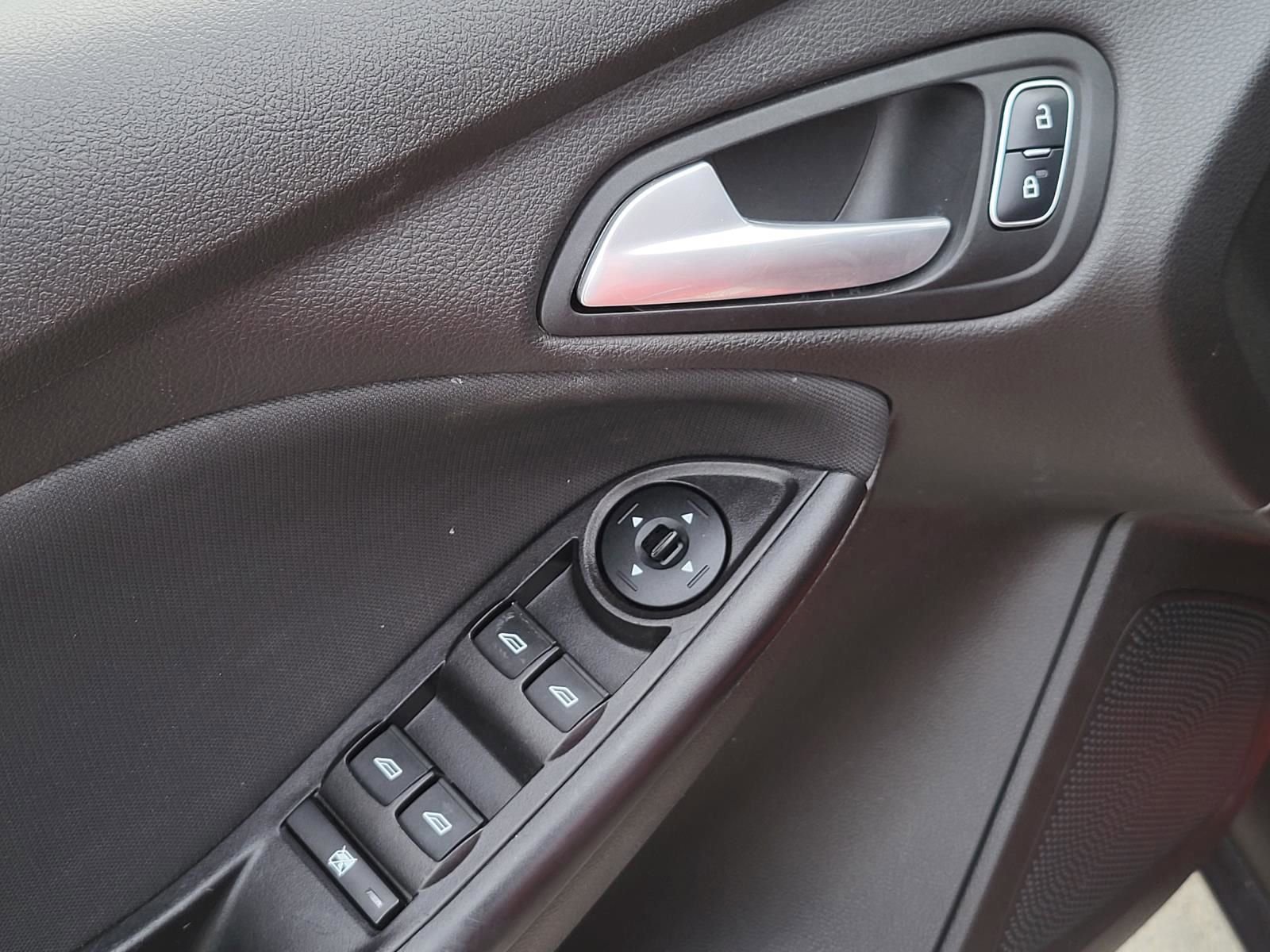 Used 2016 Ford Focus SE image 16