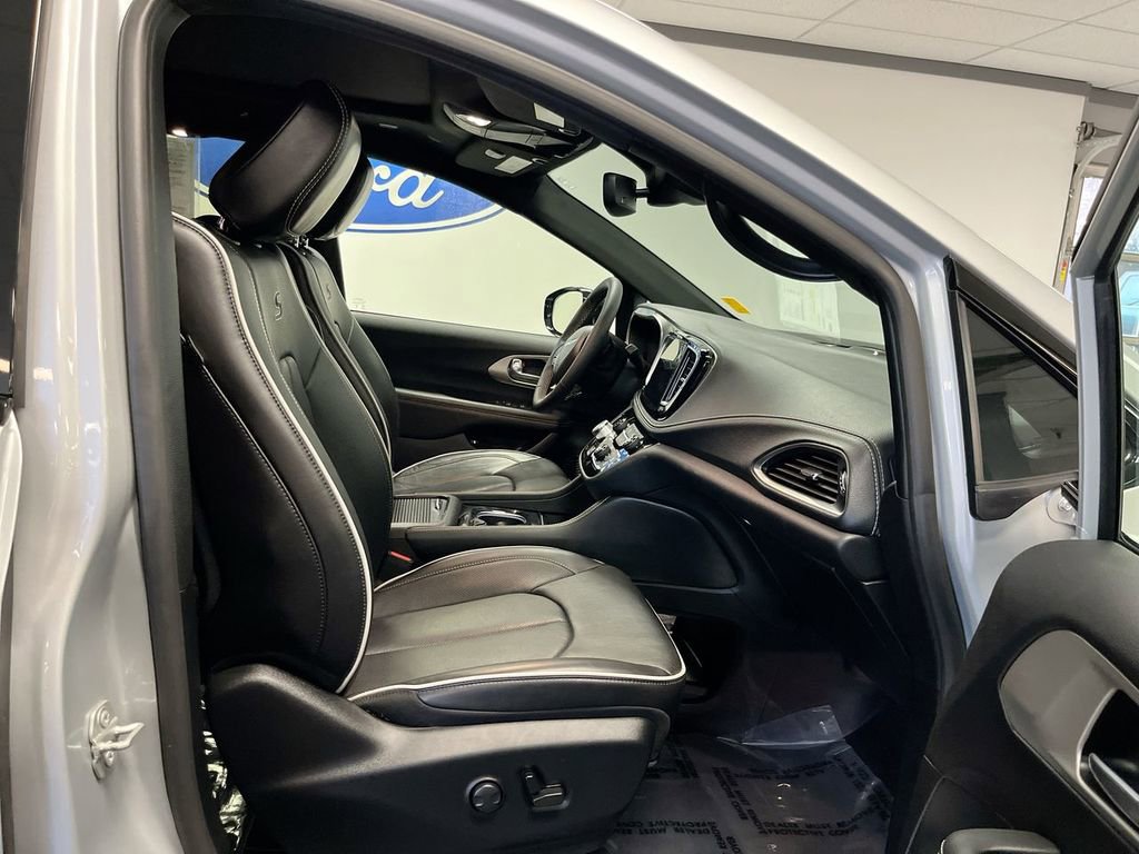 Used 2024 Chrysler Pacifica Premium image 22