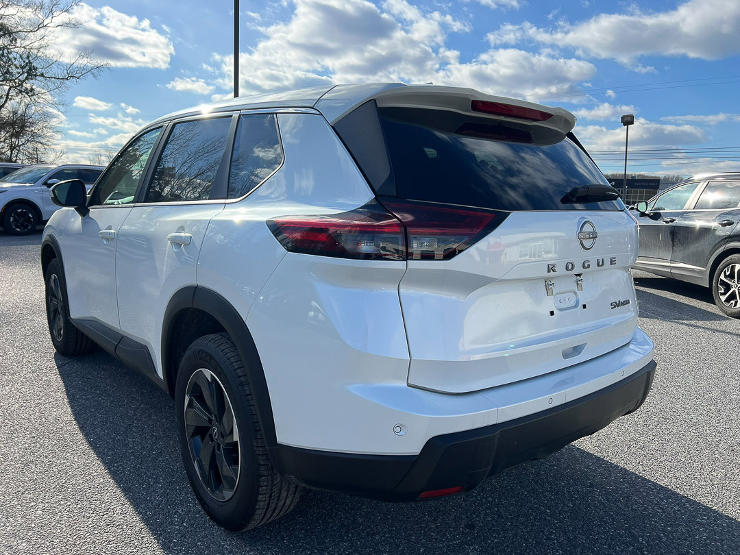 Used 2024 Nissan Rogue SV image 3