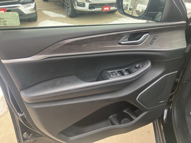 Used 2023 Jeep Grand Cherokee Limited image 9