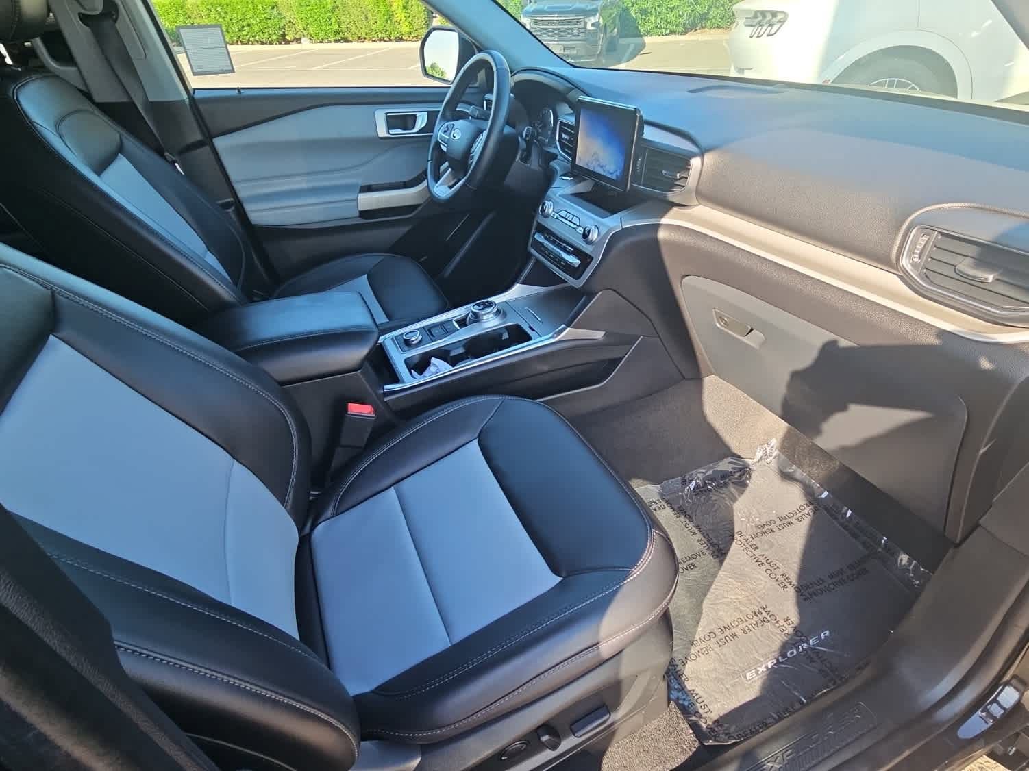 Used 2022 Ford Explorer XLT w/ Equipment Group 202A image 14