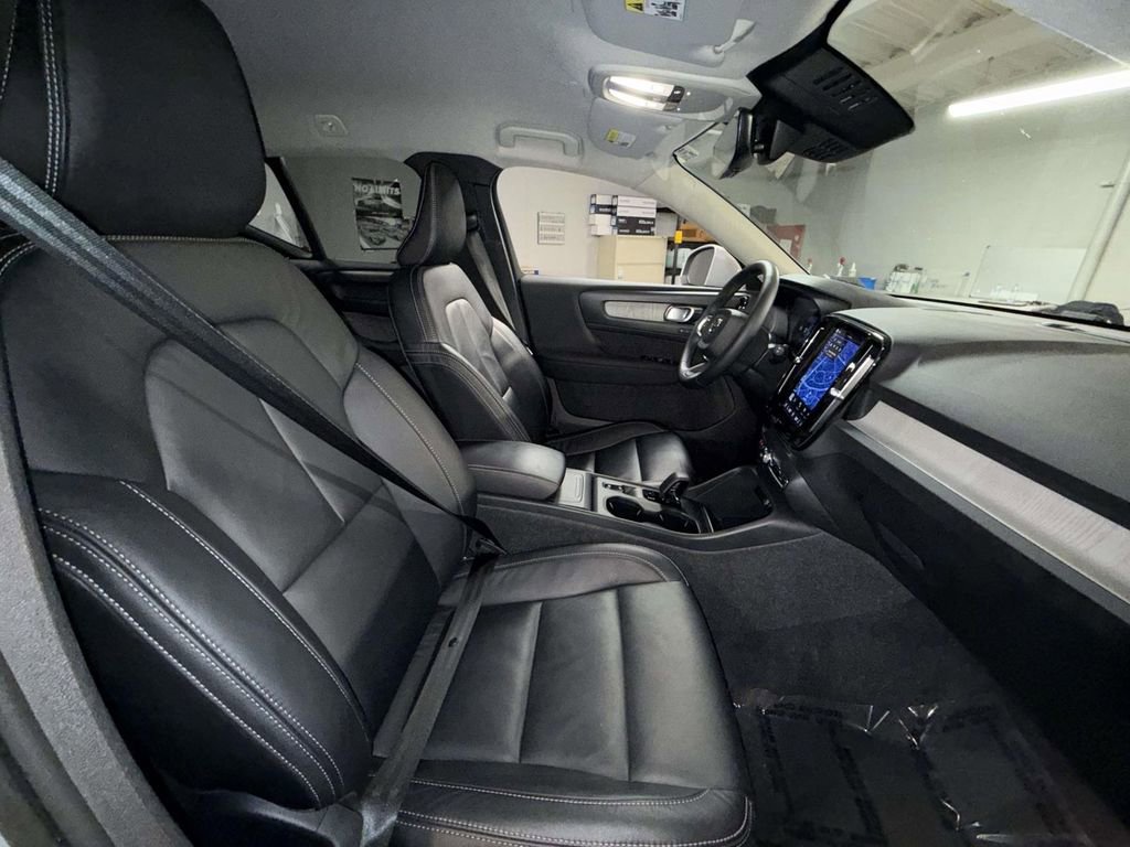 Used 2023 Volvo XC40 B4 Core w/ Convenience Package image 14