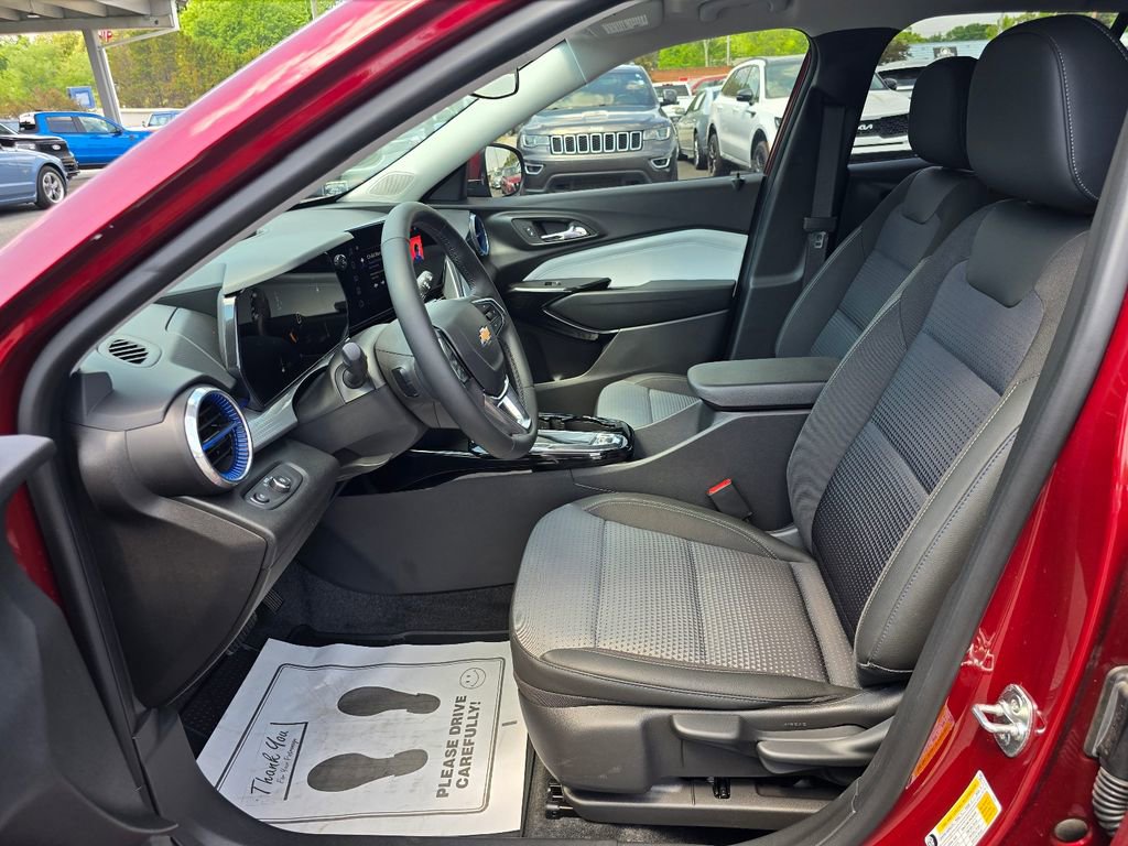 Used 2024 Chevrolet Trax LT w/ Driver Confidence Package FWD image 9