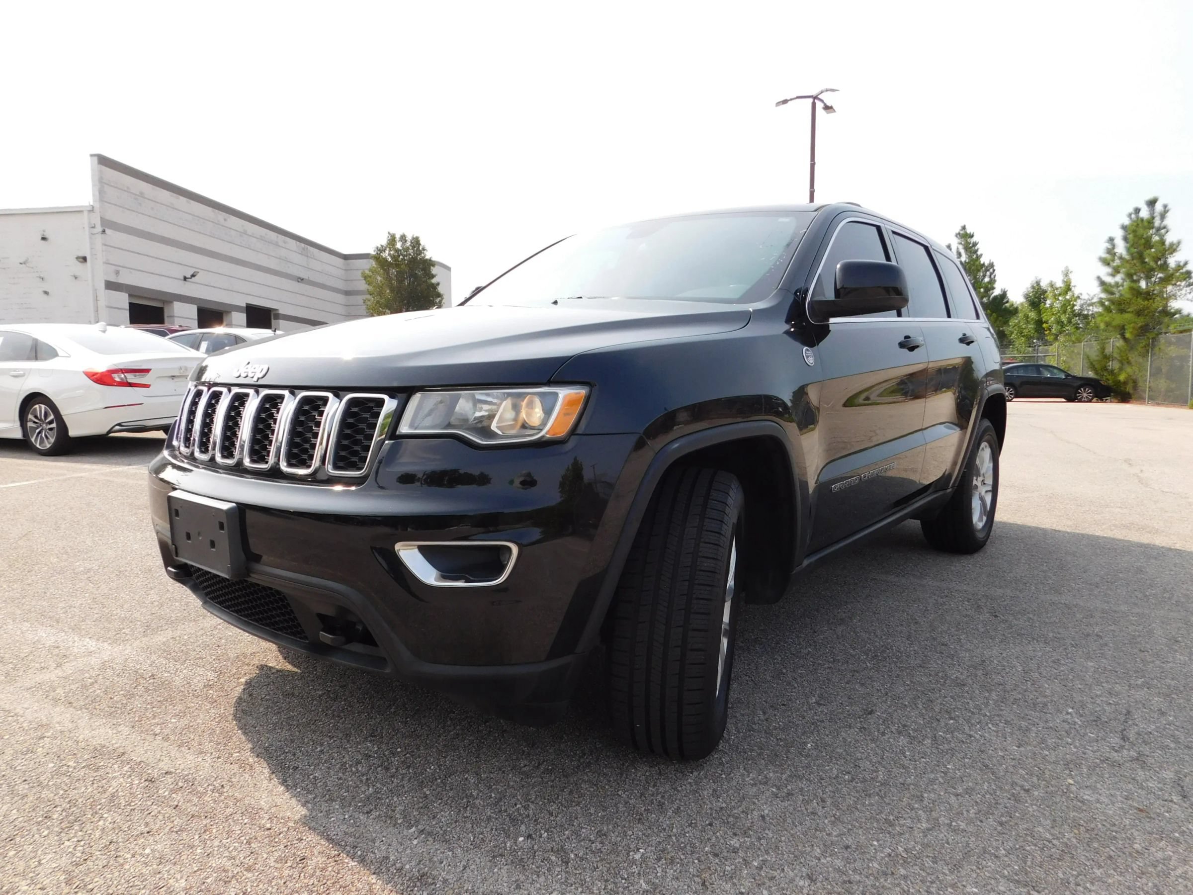 Used 2021 Jeep Grand Cherokee Laredo AWD/4WD image 4